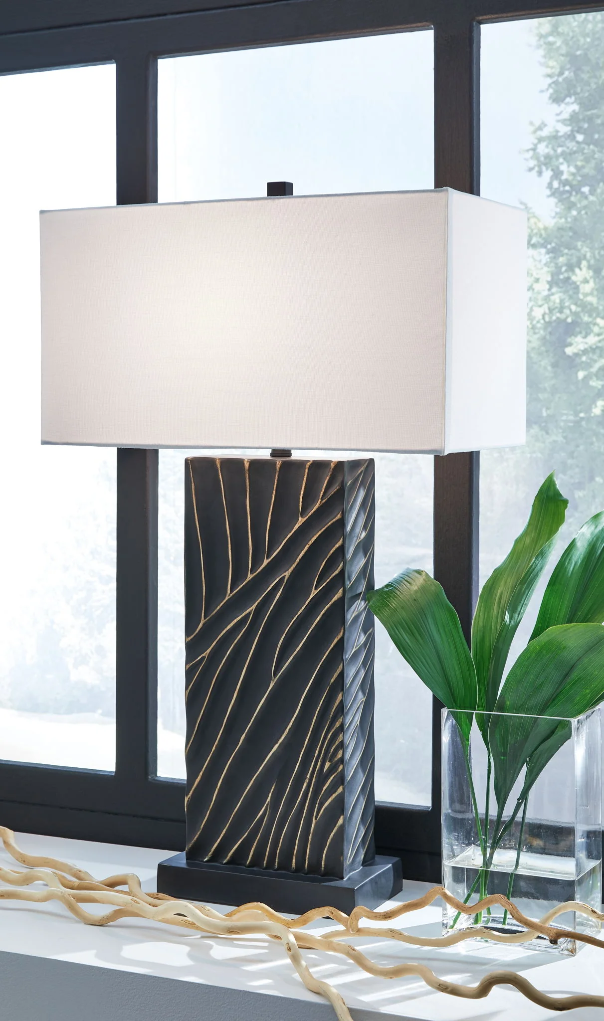 Bartlen - Poly Table Lamp - Black / Gold Finish - Image 4